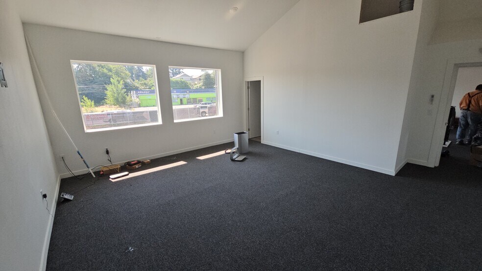 More Photos Of 5833 NE Portland Hwy, Portland Flex For Sale