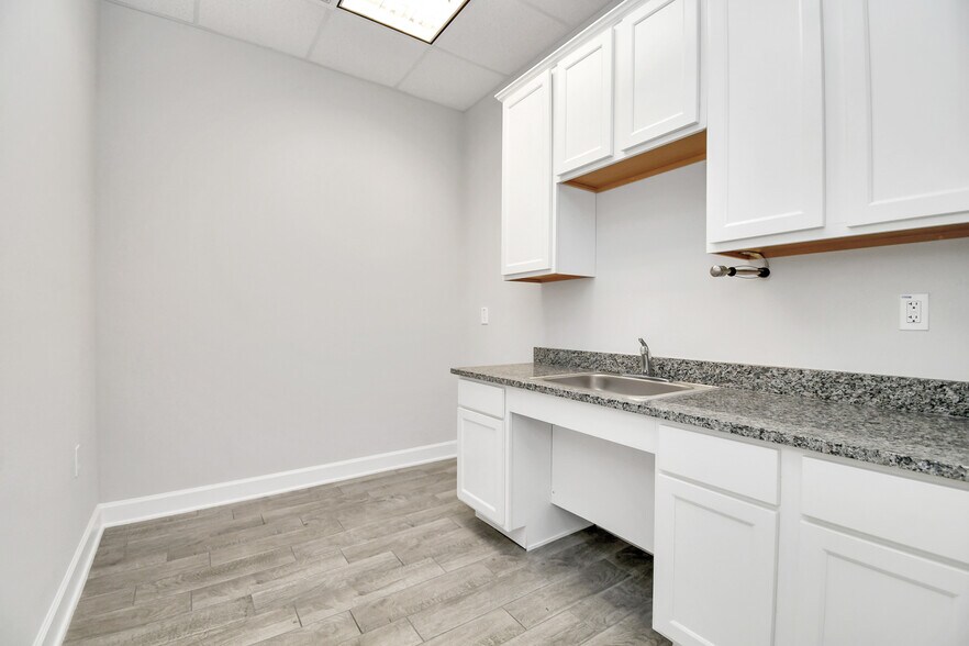 More Photos Of 830 Julie Rivers Dr, Sugar Land Unknown For Lease