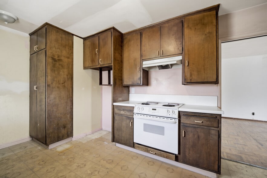More Photos Of 915 W Olive Ave, Burbank Office For Sale