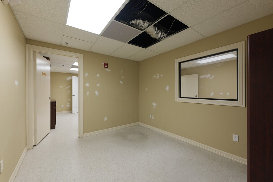 More Photos Of 305 Expressway 83, Mission Medical For Lease