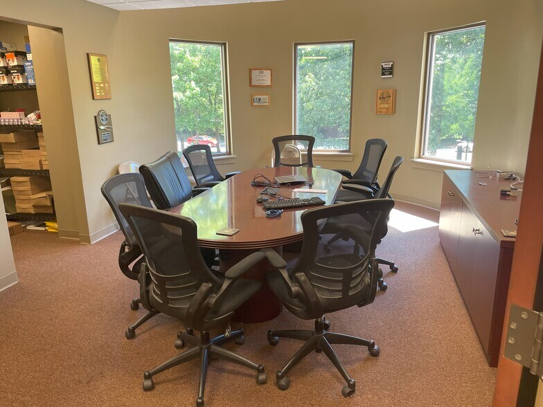 More Photos Of 66 Southern Blvd, Nesconset Showroom For Lease