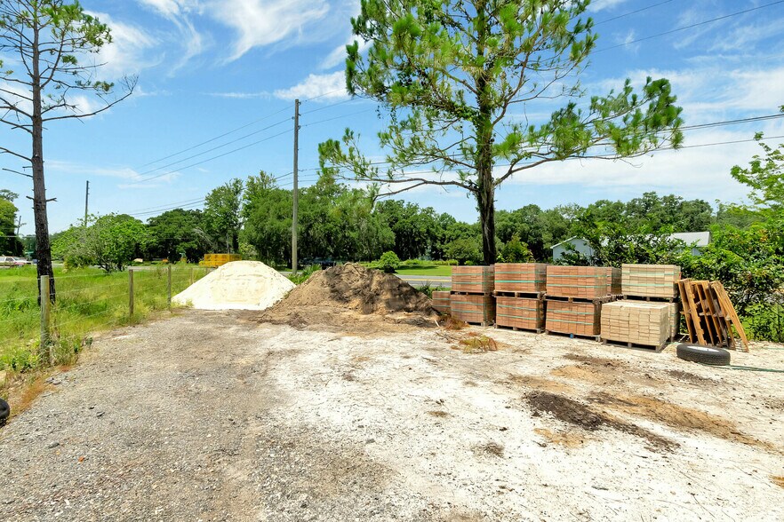 More Photos Of 8440 County Road 48, Yalaha Freestanding For Sale