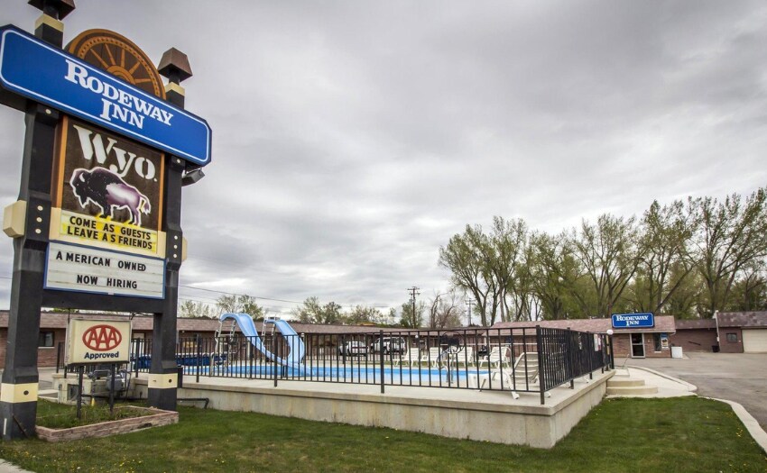 Primary Photo Of 610 E Hart St, Buffalo Hotel For Sale