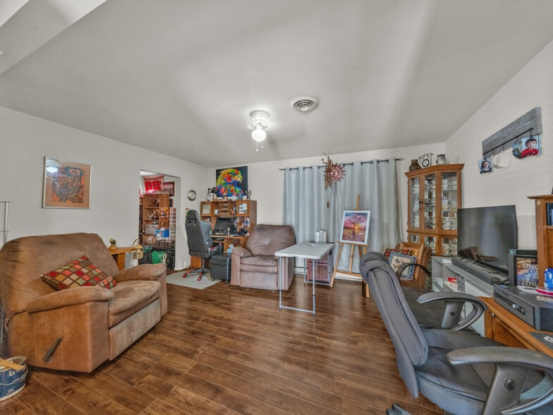 More Photos Of 2889 Howard Av, Windsor Hotel For Sale