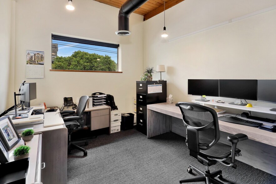 More Photos Of 1215 W Holly St, Bellingham Office For Sale