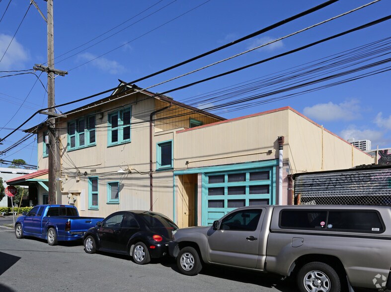 More Photos Of 894 Queen St, Honolulu Storefront Retail Office For Lease