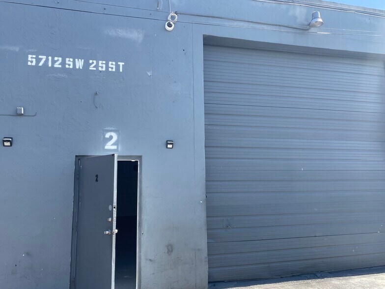 More Photos Of 5712 SW 25th St, West Park Warehouse For Lease