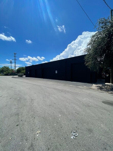 More Photos Of 5731 SW 23rd St, West Park Auto Repair For Lease