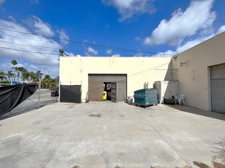 More Photos Of 11840 Artesia Blvd, Artesia Freestanding For Lease