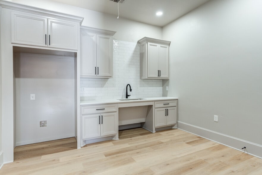 More Photos Of 1420 N Slide Rd, Lubbock Unknown For Lease