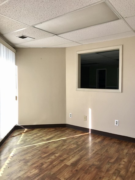 More Photos Of 3400 NW Vivion Rd, Riverside Office Residential For Lease
