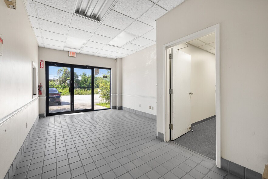 More Photos Of 3162 Clemson Rd, Orlando Radio TVTransmission Facilities For Lease