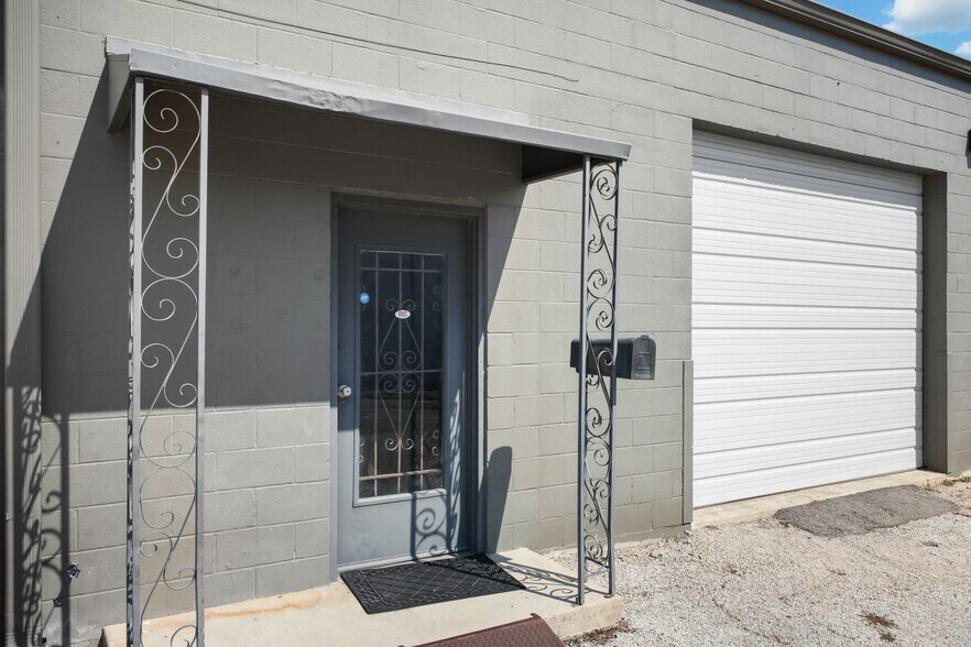 More Photos Of 8402 Speedway Dr, San Antonio Warehouse For Sale