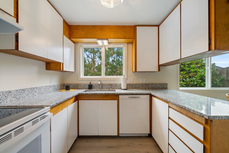 More Photos Of 1009-1011 Grove Ave, Tillamook Apartments For Sale