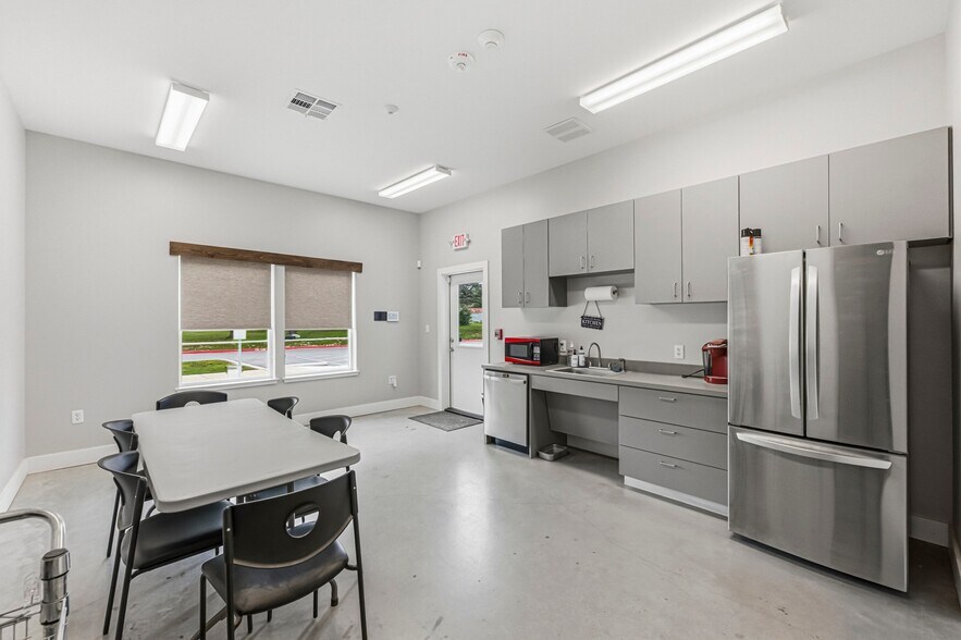 More Photos Of 1410 Live Oak Rd, Leander Showroom For Sale