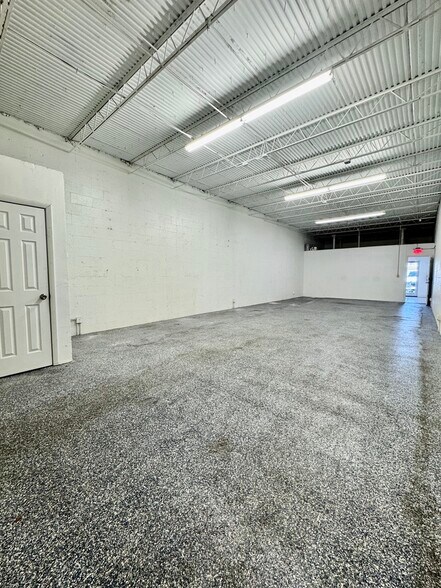 More Photos Of 692-702 SW 15th St, Pompano Beach Light Distribution For Lease