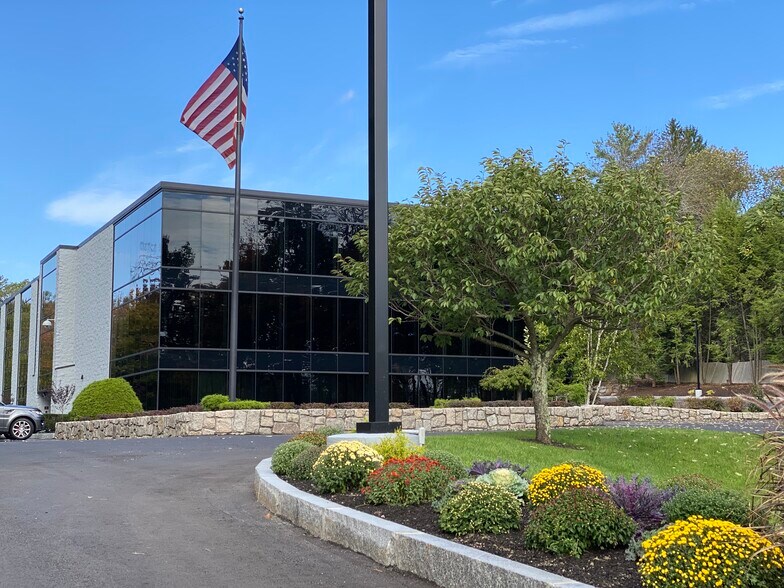 More Photos Of 4 Northeastern Blvd, Salem Office For Lease