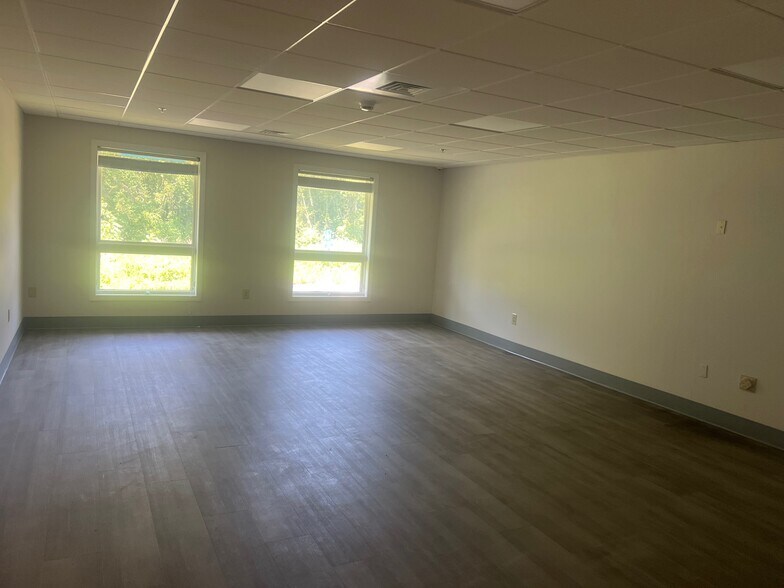 More Photos Of 89 Viets St, New London Office For Sale