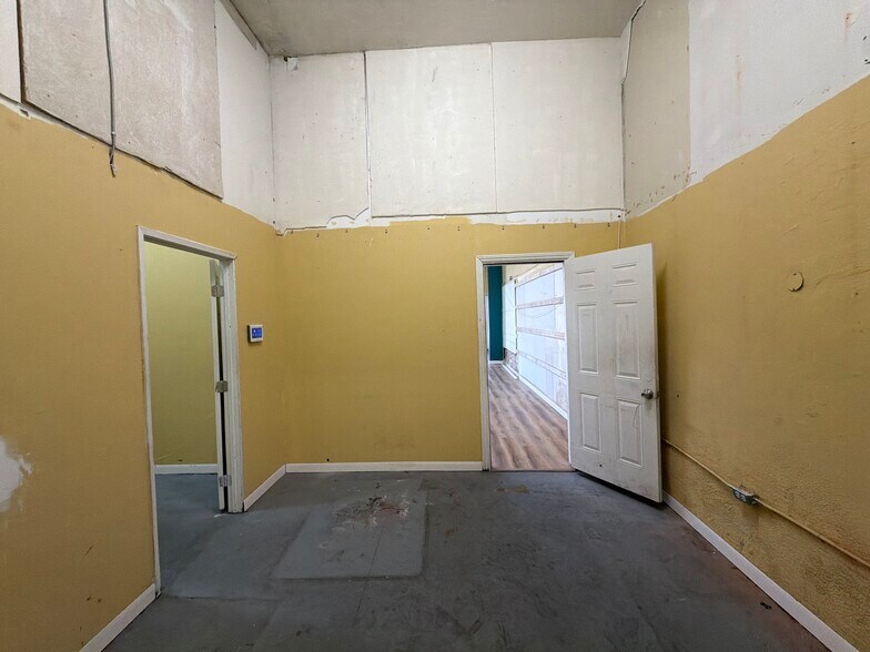 More Photos Of 5300-5328 Long Beach Blvd, Long Beach Storefront Retail Office For Lease