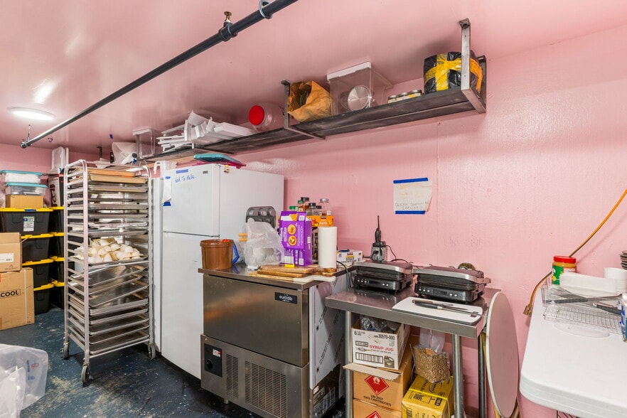 More Photos Of 3343 SE Hawthorne Blvd, Portland Freestanding For Sale