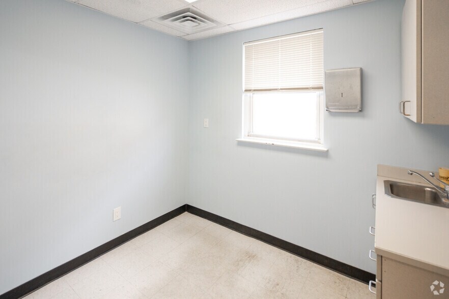 More Photos Of 165 N Village Ave, Rockville Centre Office For Lease