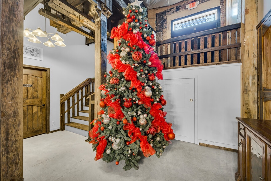 More Photos Of 1642 S Broad St, Commerce General Retail For Lease