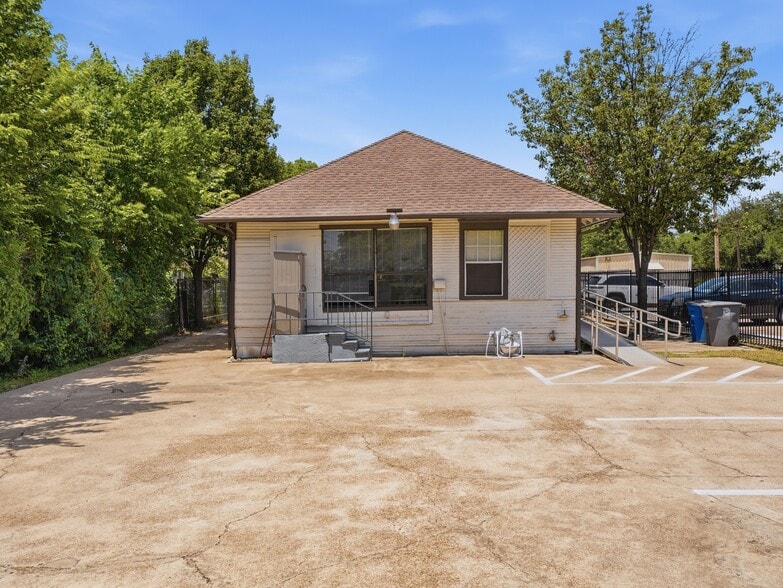 More Photos Of 210 W Pembroke Ave, Dallas Storefront Retail Office For Lease