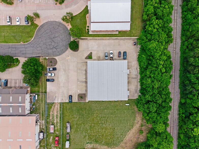 More Photos Of 309 Granite Dr, Woodway Warehouse For Lease