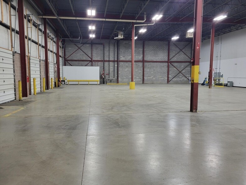 More Photos Of 19695 Commerce Pky, Middleburg Heights Distribution For Lease