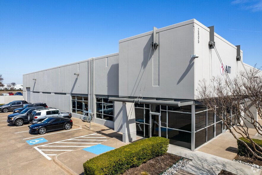More Photos Of 2805 E Plano Pky, Plano Distribution For Lease