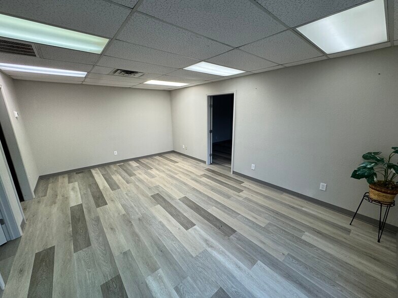 More Photos Of 400 E Jackson St, Broken Arrow Warehouse For Lease