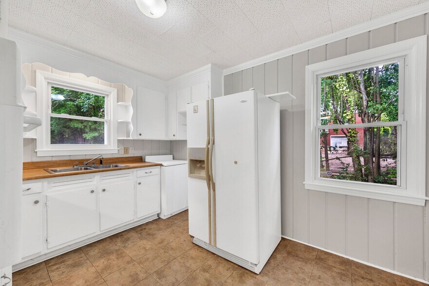 More Photos Of 1 Elizabeth Dr, Greenville Freestanding For Sale