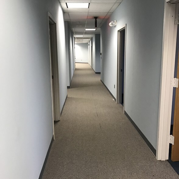 More Photos Of 107 Beaverbrook Rd, Lincoln Park Flex For Lease