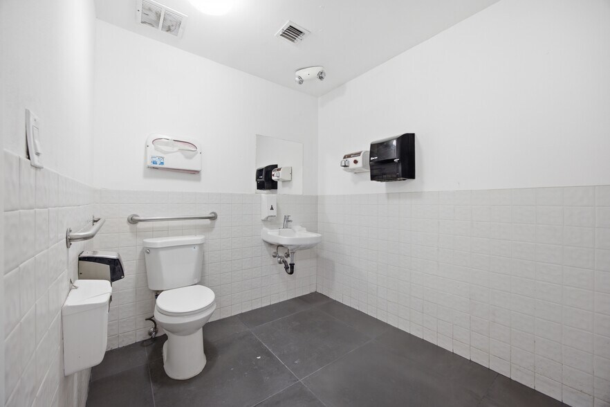 More Photos Of 844 E Sahara Ave, Las Vegas Loft Creative Space For Lease