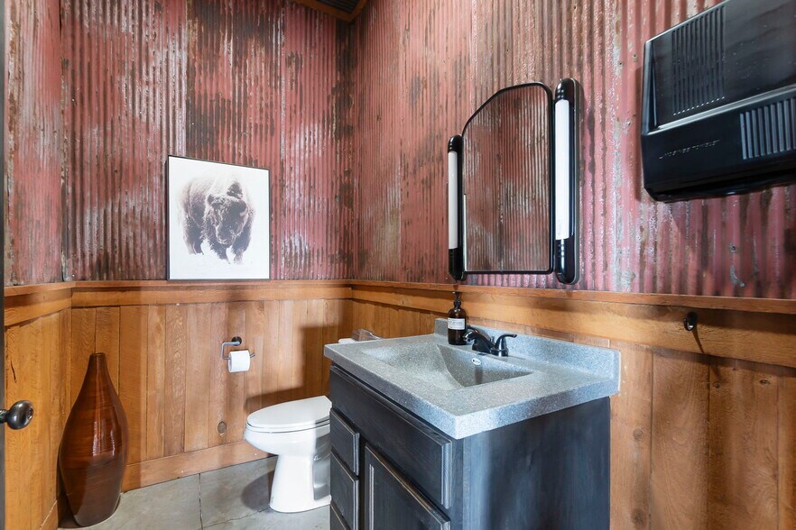 More Photos Of 2948 State Highway V, Matthews Light Manufacturing For Sale