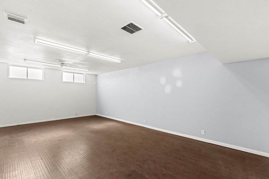 More Photos Of 830 E Sahara Ave, Las Vegas Office For Sale