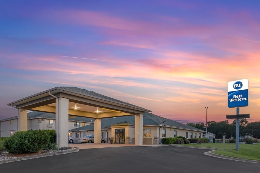 Primary Photo Of 120 W 18th St, Grove Hotel For Sale