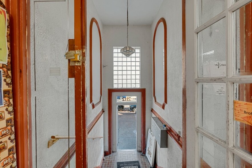 More Photos Of 2112 N Charles St, Baltimore Office For Sale