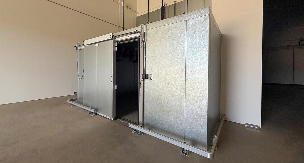 More Photos Of 2933 S Elm Ave, Fresno Industrial For Sale