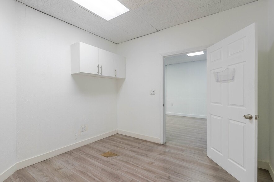 More Photos Of 516 W Lancaster Blvd, Lancaster Storefront For Lease