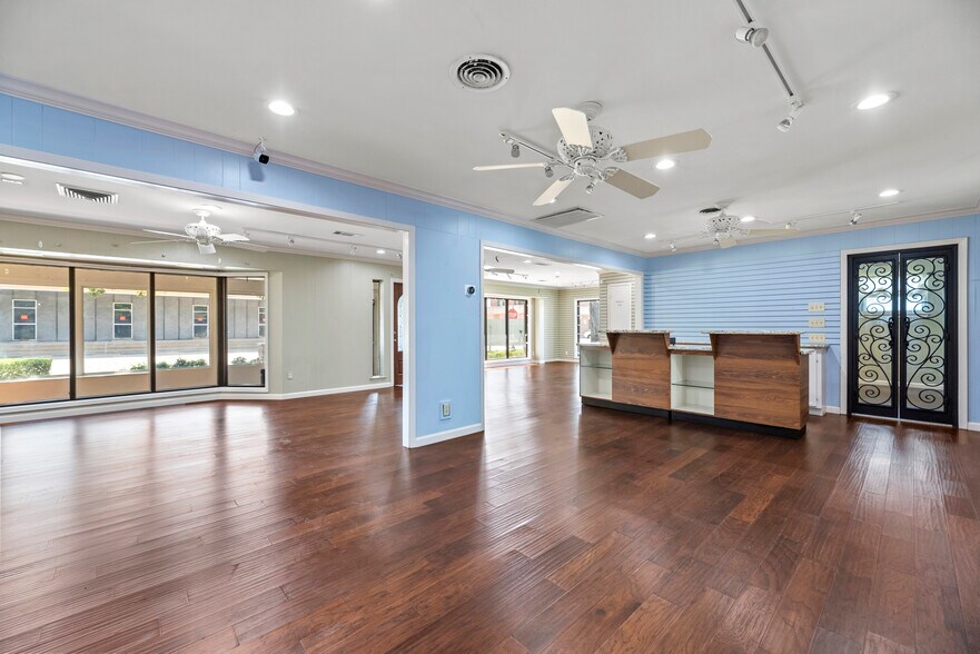More Photos Of 1001 Avenue A, Katy Storefront Retail Office For Lease
