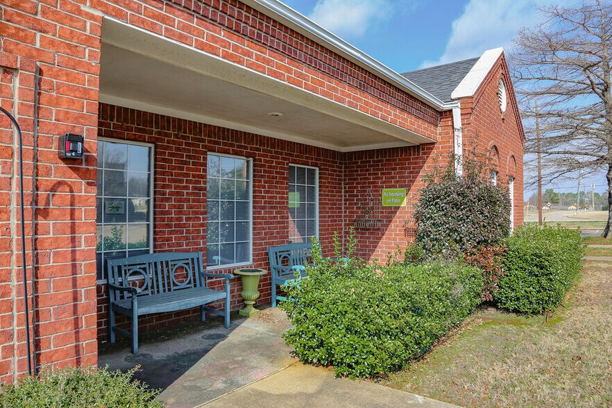 More Photos Of 4550 Lamar Ave, Paris Rehabilitation Center For Lease