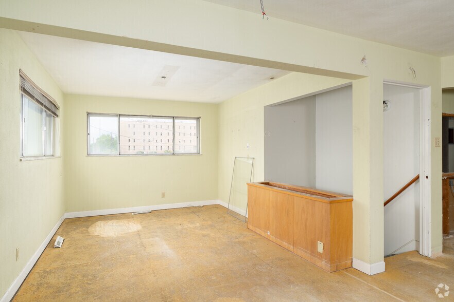 More Photos Of 111 W Lincoln St, Belleville Office For Sale
