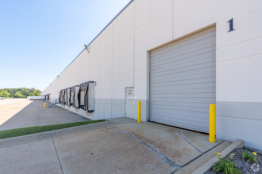 More Photos Of 3540-3630 Amhurst Pky, Waukegan Manufacturing For Lease