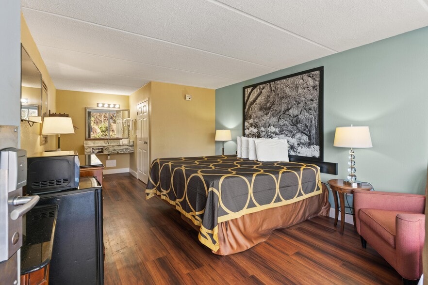 More Photos Of 1220 Boone Avenue Ext, Kingsland Hotel For Sale
