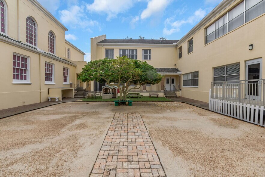 More Photos Of 411 Turner St, Clearwater Religious Facility For Lease