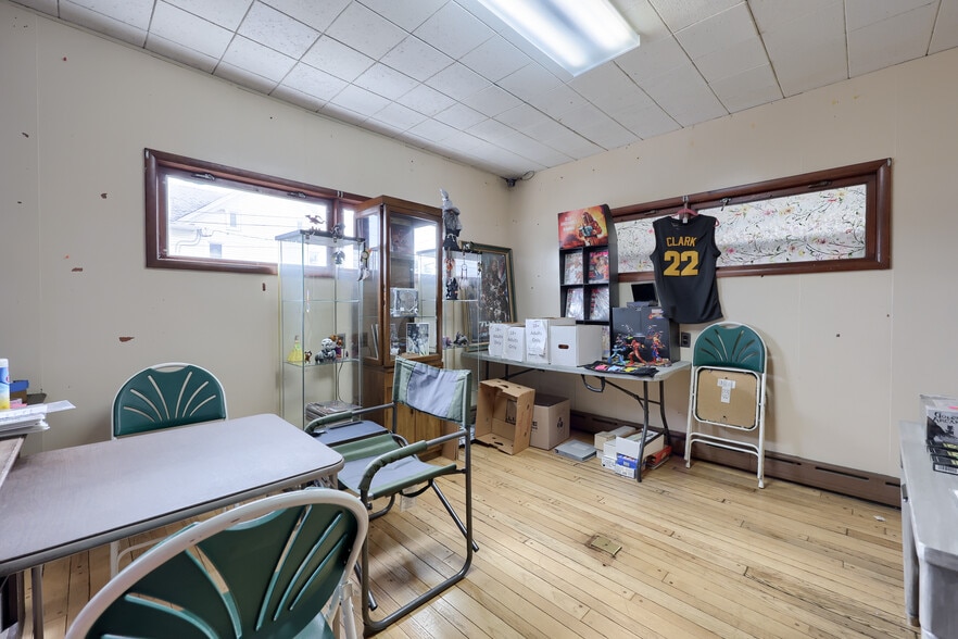 More Photos Of 157 E Broadway, Red Lion Restaurant For Sale