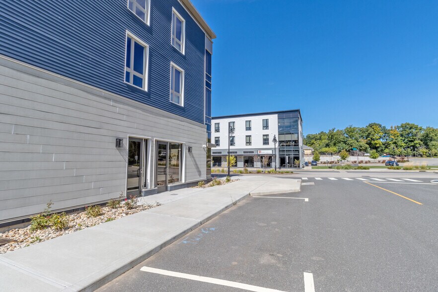 More Photos Of 11 Edgewater Cir, East Hampton Office For Lease