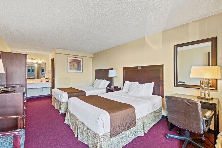 More Photos Of 30 Colonial Ave, Colonial Beach Hotel For Sale