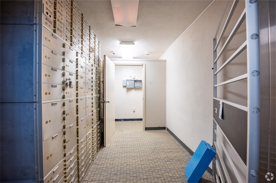 More Photos Of 15302 Amberly Dr, Tampa Bank For Lease